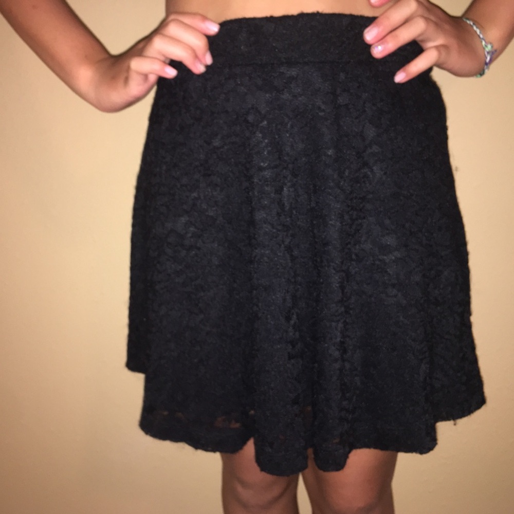 FOREVER 21 BLACK LACE SKATER SKIRT